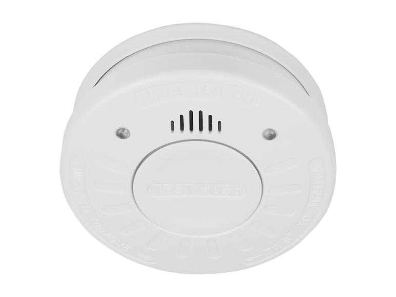 Weißer Rauchmelder mit Test-/Stummschalttaste und Anweisungen zum Entfernen/Festziehen.