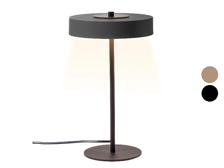 Tischlampe mit dunkelgrauem Schirm und Fuß, die warmes Licht ausstrahlt, mit Farbmustern.