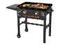 Schwarze Gasgrillplatte mit gekochtem Essen, Rädern und Seitenablage.