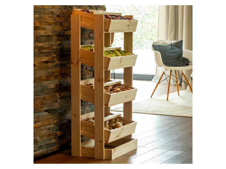 Holzregal mit Äpfeln, Zwiebeln und Kartoffeln in einem modernen Wohnraum.