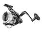 Schwarz-silberne Angelrolle mit Schnur, schräge Ansicht