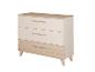 Kommode mit drei Schubladen, mit zwei oberen cremefarbenen Schubladen und einer unteren hellen Holzschublade