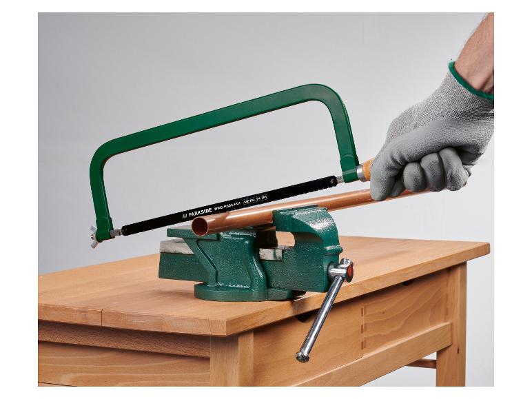 Eine Parkside Metallsäge im Einsatz, mit einem Schraubstock und einem Kupferrohr.