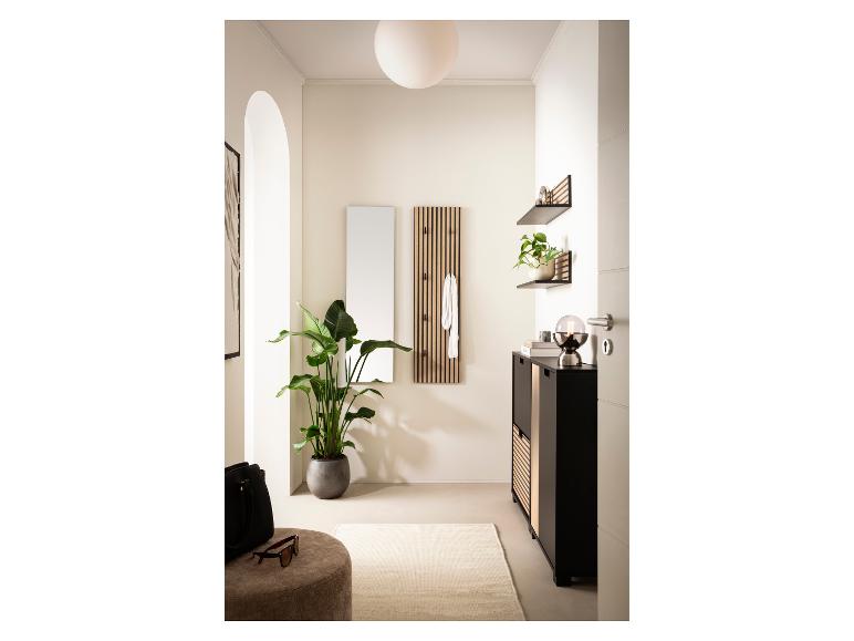 Flur mit Spiegel, Garderobe, Schuhschrank und Regalen in Holz- und Schwarzdesign.