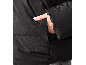 Nahaufnahme einer Frauenhand in der Reißverschlusstasche einer schwarzen Steppjacke.