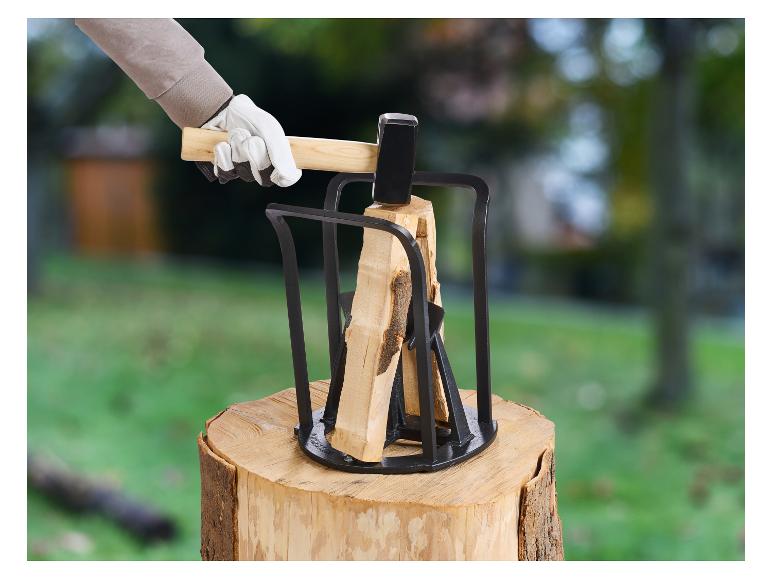 Manueller Holzspalter mit Hammer und Holz auf einem Holzklotz.