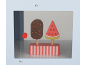 Spielzeug-Eis und Wassermelone am Stiel in einer Vitrine.