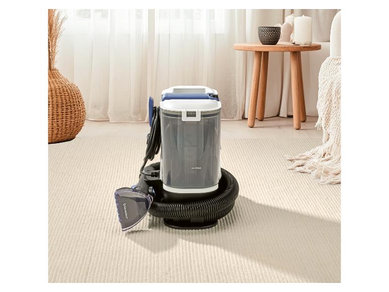 Teppich- und Polsterreiniger in einem Wohnzimmer mit neutraler Einrichtung.