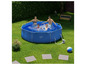 Eine Familie genießt ein Livarno Home Schwimmbecken im Garten.