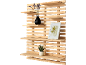 Holzregal mit Lavendelvase, gerahmtem Bild und Pflanze.