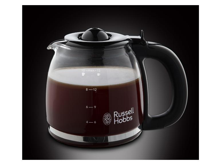 Eine Glaskanne mit schwarzem Griff, gefüllt mit Kaffee, von Russell Hobbs.