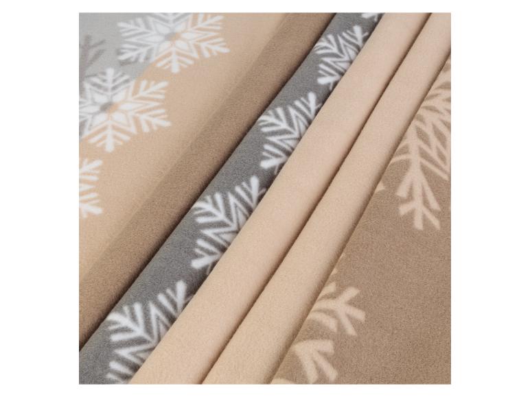 Beige und grauer Fleece-Stoff mit weißen Schneeflocken