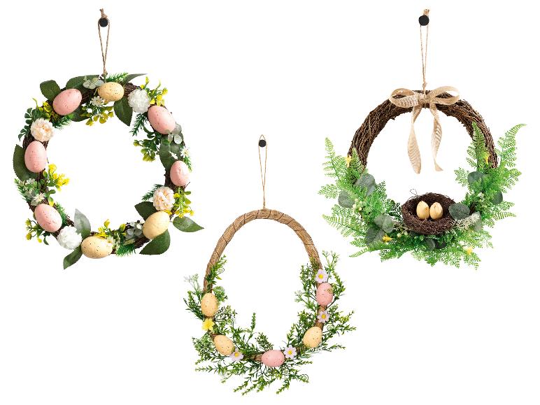 Drei Osterkränze mit Eiern, Blumen und Grünzeug, einer mit einem Vogelnest.