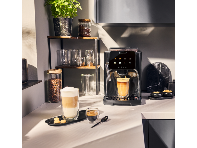 Vollautomatischer Kaffeevollautomat mit Kaffee und Latte Macchiato in moderner Küche.
