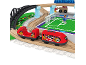 Spielzeugeisenbahn-Set mit rotem Zug, Holzschienen, Fußballfeld und Figuren.