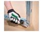 Behandschuhte Hand verwendet eine Crimpzange an einem Metallprofil für Trockenbau.