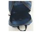 Offener dunkelblauer Rucksack, Innenraum sichtbar.