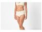 Frau in cremefarbenem Spitzen-BH und passendem High-Waist-Slip.