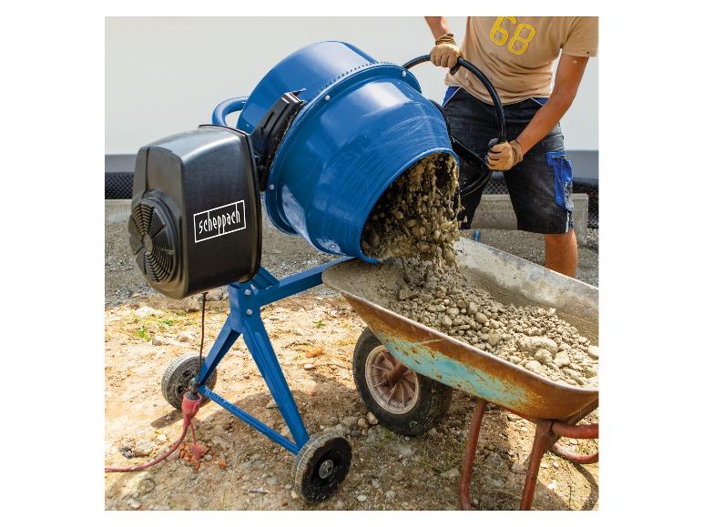 Mann entleert Scheppach Betonmischer in eine Schubkarre.
