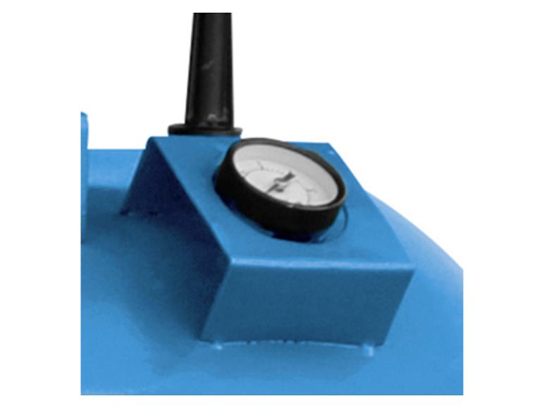 Manometer an einem blauen Luftkompressor