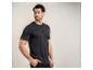Mann in schwarzem Henley-Shirt und schwarzer Hose, blickt nach rechts.