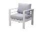 Hellgrauer Outdoor-Sessel mit weißem Metallrahmen.