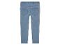 Eine blaue Jeanshose für Mädchen.