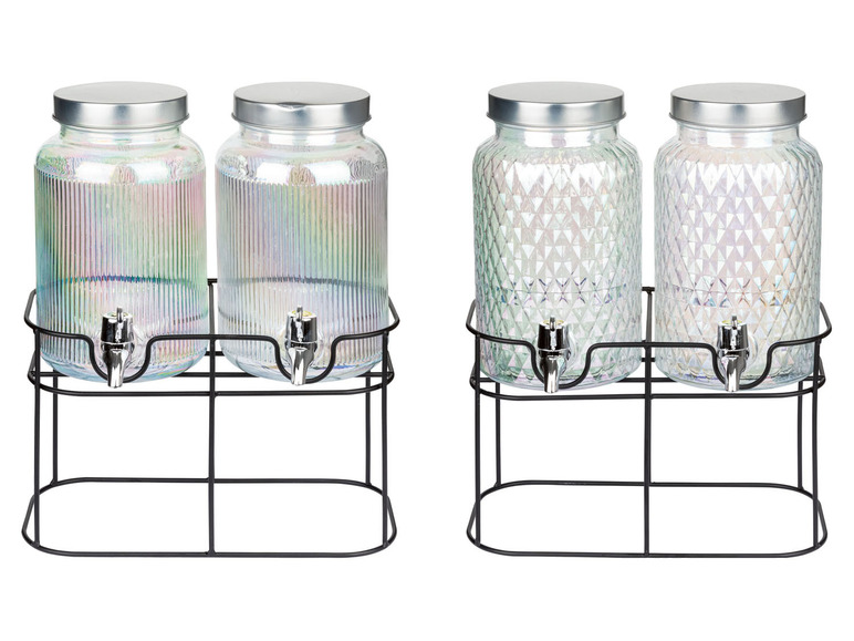 Zwei gläserne Getränkedispenser mit Hahn, in einem Metallgestell.