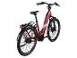 Rotes E-Bike mit Gepäckträger und Schutzblechen, Dreiviertel-Rückansicht.