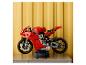Rotes LEGO Technic Ducati Panigale V4 R Motorradmodell auf schwarzem Ständer.