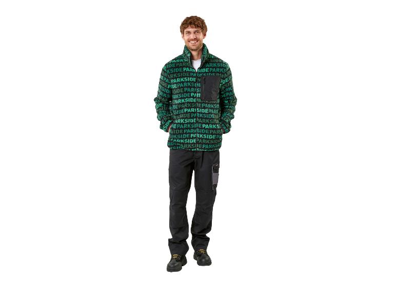 Ein Mann in einer grün-schwarzen Fleecejacke mit „PARKSIDE“-Schriftzug und schwarzer Arbeitshose.