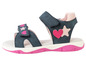 Blaue Sandalen mit rosa Herzen und Sternen.