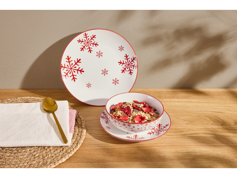 Winterliches Geschirrset mit Schneeflocken, bestehend aus Teller, Müslischale und Untertasse.
