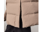 Nahaufnahme der seitlichen Schlitze mit Knöpfen an einer beigen Damen-Daunenjacke.