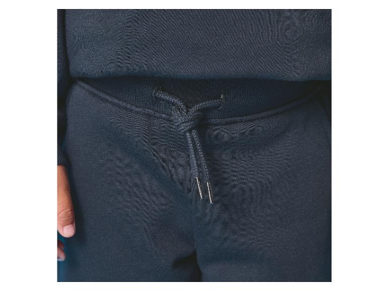 Nahaufnahme einer dunkelblauen Jogginghose mit Kordelzug in der Taille.