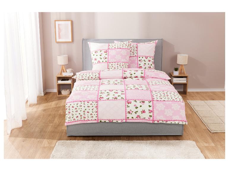 Rosa Bettwäsche im Patchwork-Design mit Blumen und Spitze.