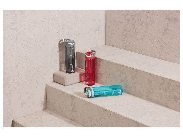 Drei Crivit Wasserflaschen auf Betontreppen.