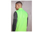 Ein Mann trägt eine neon grüne Laufweste