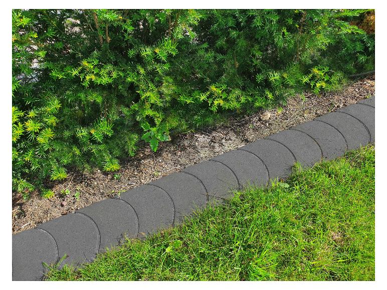 Grüne Hecke und Rasen, getrennt durch eine dunkelgraue Rasenkante.