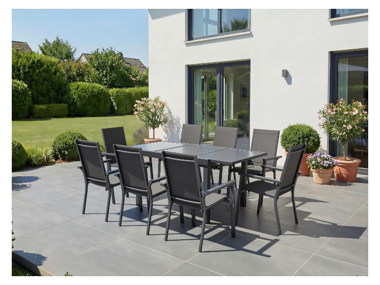 Gartentischgruppe mit acht Stühlen auf einer modernen Terrasse.