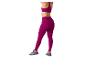 Frau in fuchsiafarbenem Sport-BH und Leggings, von hinten