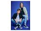 Zwei junge Leute posieren in Jeans und T-Shirts mit Logo vor blauem Hintergrund.