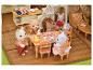 SYLVANIAN FAMILIES Stadthaus mit Dachzimmer: Tierfiguren beim Frühstück am Tisch