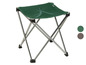 Ein grüner, faltbarer Campingstuhl mit Metallgestell.