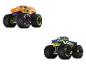 Zwei Monstertrucks, ein orangefarbener 'Jester' und ein blauer mit gelben Blitzen.