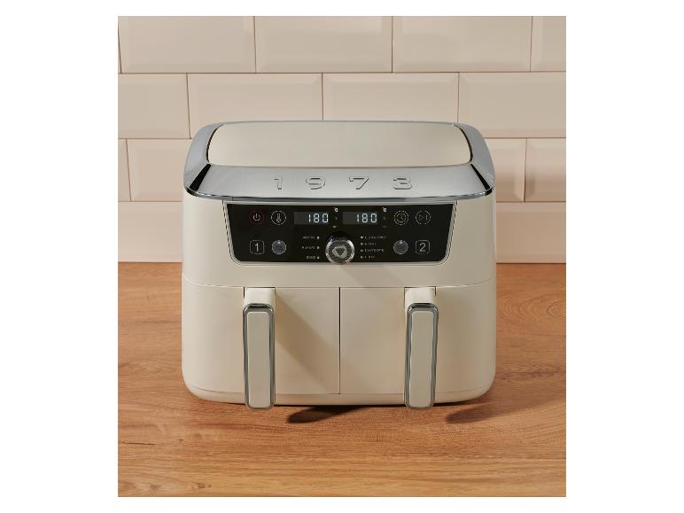 Beige Doppel-Heißluftfritteuse mit Digitalanzeige auf einer Holzarbeitsplatte.