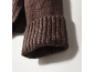 Nahaufnahme eines braunen Strickbündchens eines Pullovers.