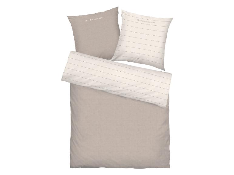 Beige Bettwäsche mit zwei Kissen, eines unifarben, das andere gestreift.