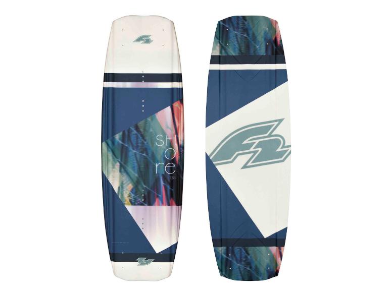 Zwei Wakeboards mit blauen, weißen und abstrakten farbigen geometrischen Mustern, eines mit „SHORE 138“.