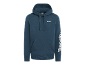 Blauer Kapuzenpullover mit weißem Logo auf Brust und Ärmel.
